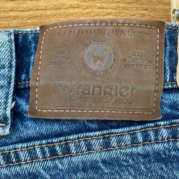 Vintage Wrangler Y2K Regular Fit Lightly Distressed and Faded Loose Fit Jeans - Picture 12 of 12